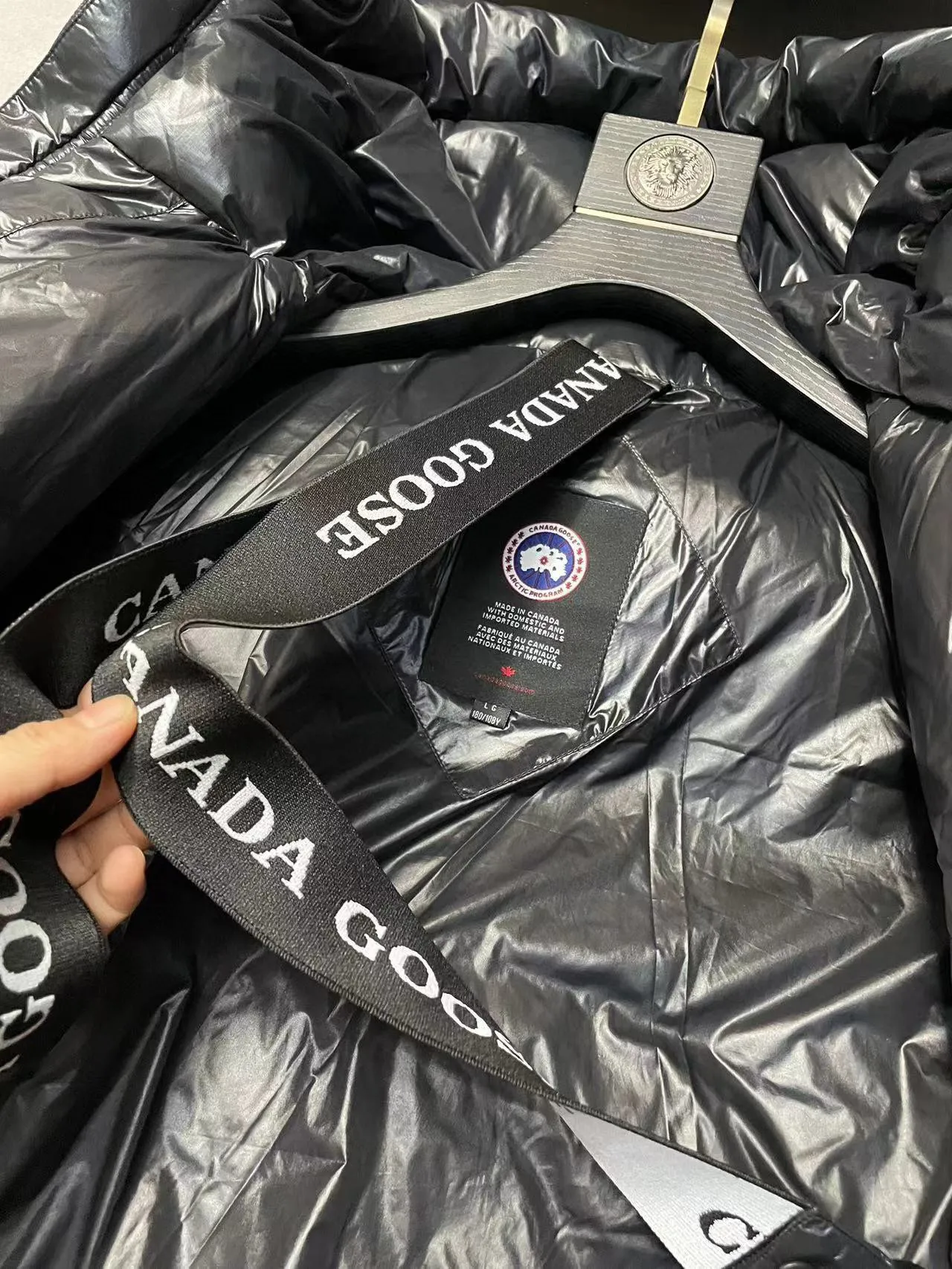 P780 Black Black Label Top Version 𝘾𝘼𝙉𝘼𝘿𝘼 𝙂𝙊𝙊𝙎𝙀/Canada Goose 2023 Limited New Crofton Puff Down Jacket Pure Guangzhou Inspection 95 White Duck Down Filling‼  Top version, ceiling level‼ Crofton soft bread, the latest style in 2023, has a cold protection effect of up to level 4. It is made of recycled Feather-Light tear-resistant fabric. It is ultra-light and has no weight on the upper body at all! The unique black label highlights your temperament‼  Canada Goose, a Canadian brand, has always been recognized as the warmest down jacket. Various Instagram celebrities, Internet celebrities, and celebrities often wear it for street photos. I do Canada Goose every year, but I still can’t get rid of my love for geese. No matter how cold the winter is, there is no need to be afraid, because there are geese! Filled with 80% white duck down, Canada Goose is the legendary warmest down jacket and is known as a must-have for Arctic outdoor sports! The most popular down jacket in the world, celebrities are rushing to buy it, it is a must-have! Same style for men and women Size: S-XXL